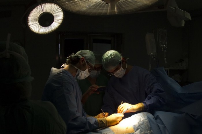  El cirujano gallego que opera hasta en domingo y que vuela del quirófano al avión (ABC)