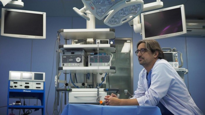 El cirujano gallego que ha conquistado el mundo: “He operado en más de 100 países” (La Vanguardia)