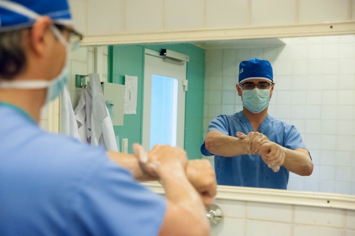 "It seemed science fiction" González Rivas revolutionises the thoracic surgery operating with only one incision. (El País) 